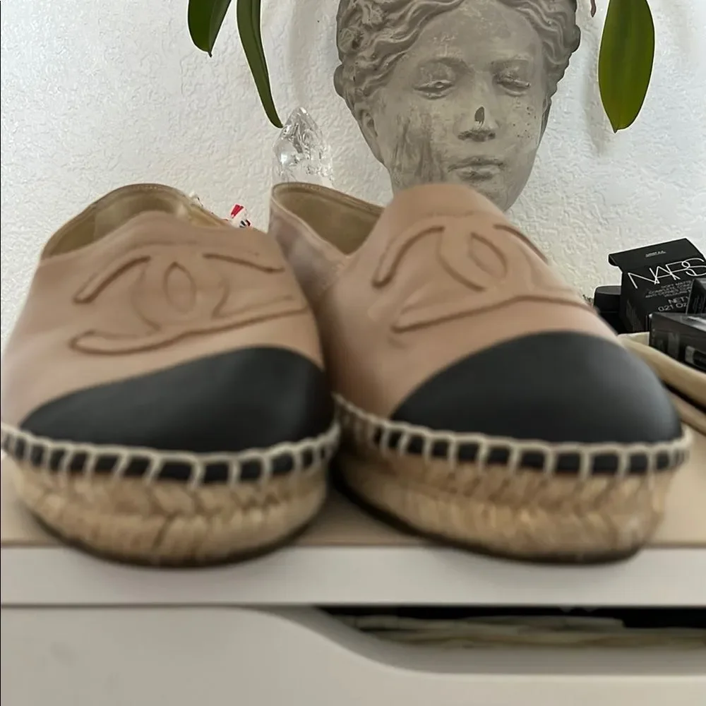 CHANEL Cream and Black Espadrilles size 40